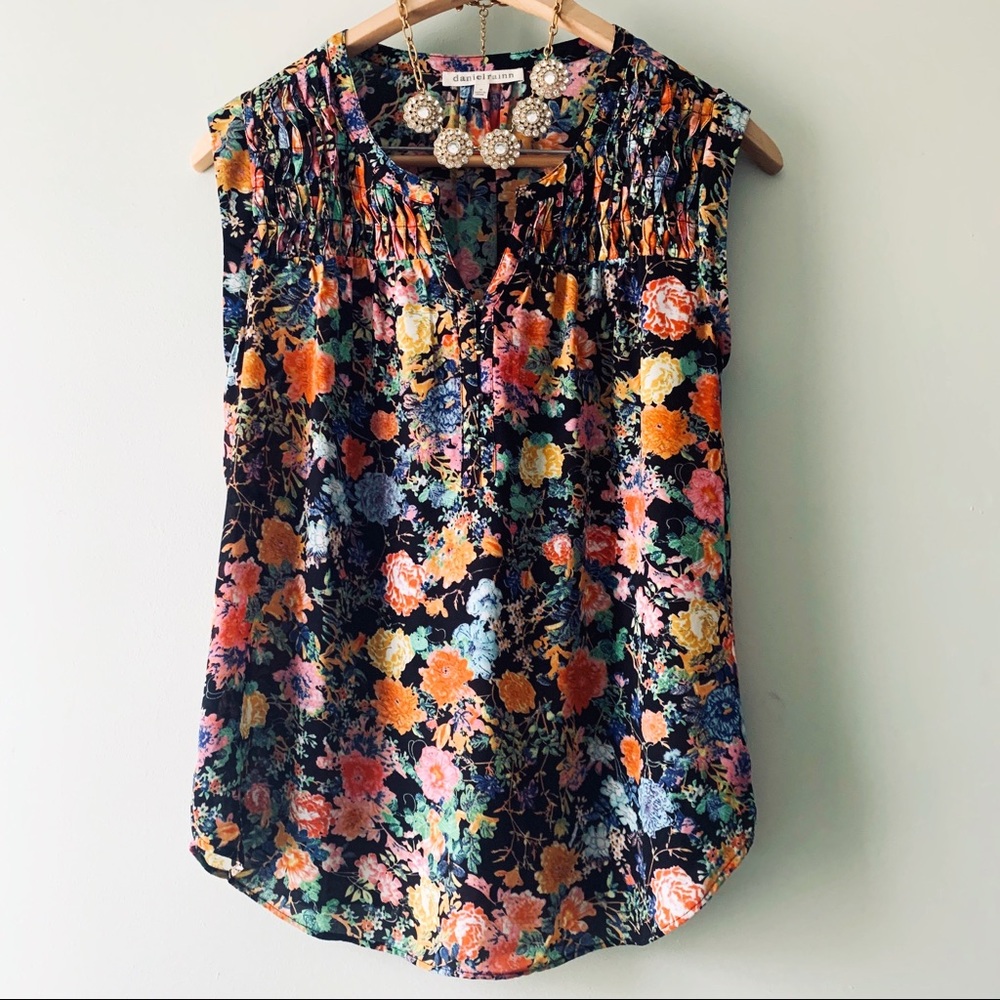 Daniel Rainn floral top w/ ruching & button detail